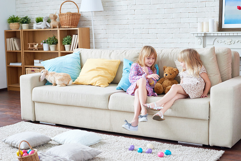 积极的女孩玩玩具熊