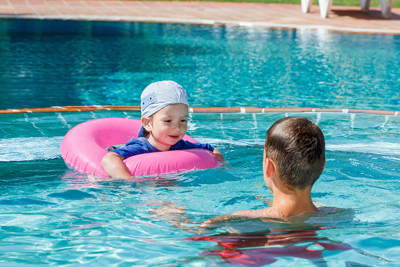 两兄弟在游泳池里玩