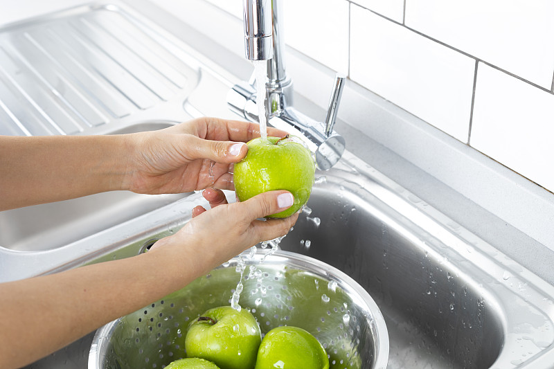 正在洗青苹果的女人