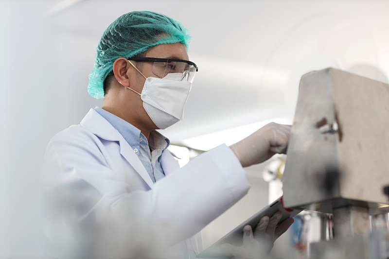 在工厂、制造业和工厂概念的个人防护设备或PPE检查口罩和医用口罩生产线的质量。