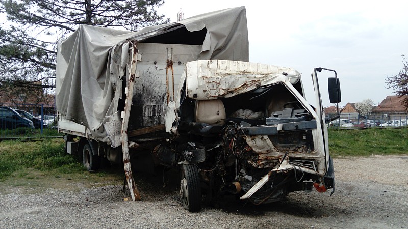 塞尔维亚贝尔格莱德——2020年7月24日。破碎的卡车。交通事故的后果。驾驶室和车身损坏。汽车转储。保险案例