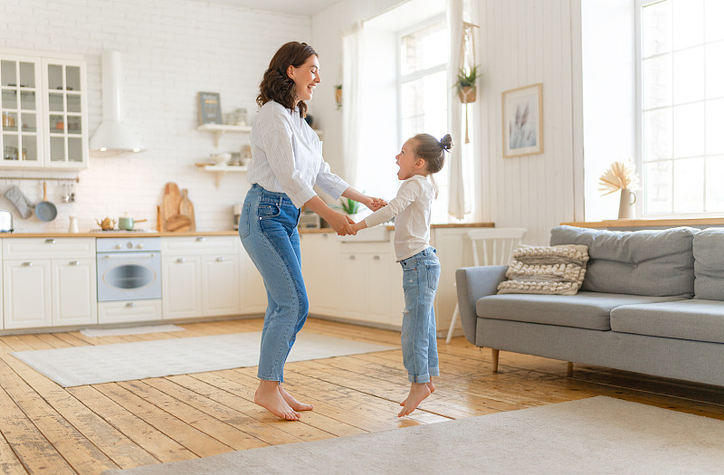 妈妈和女儿在跳舞。