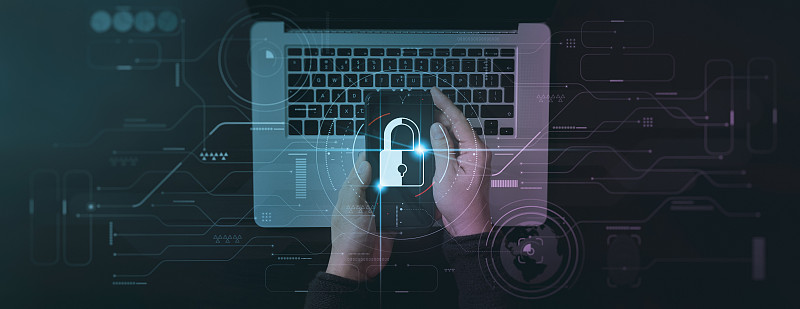 网络安全与数据保护信息隐私互联网技术概念。在智能手机笔记本电脑上工作的商人