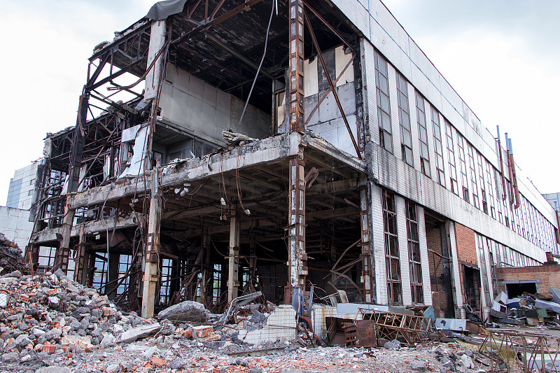 废墟和一座旧建筑的废墟