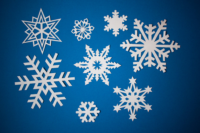 蓝色背景上的各种纸雪花
