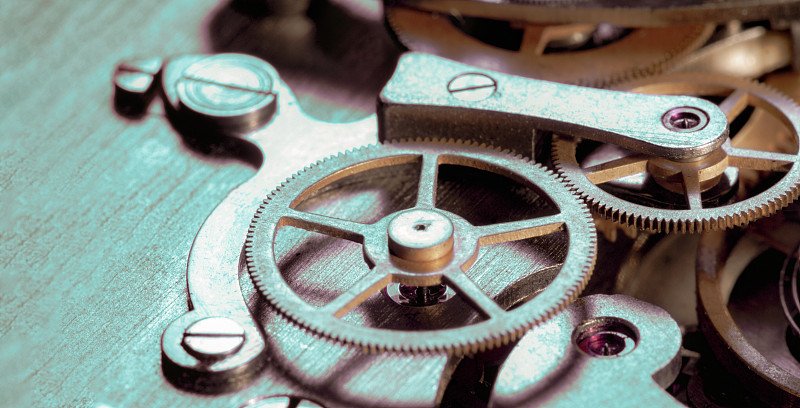 户外跳跃在日落的背景