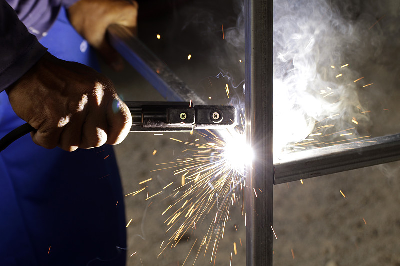 焊工和焊接火花，建筑和金属制品工业概念，金属焊接用火花，劳动者或劳动节概念