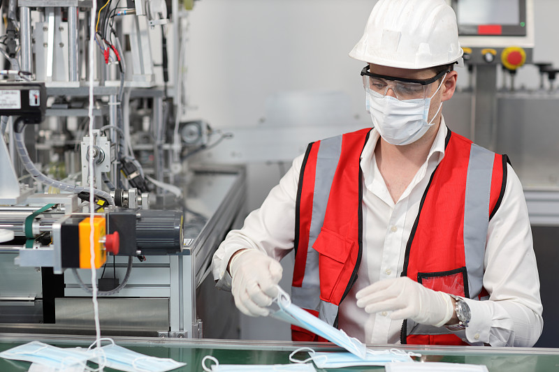 工厂、制造业和工厂概念口罩和医用口罩生产线的维护或PPE检测质量。