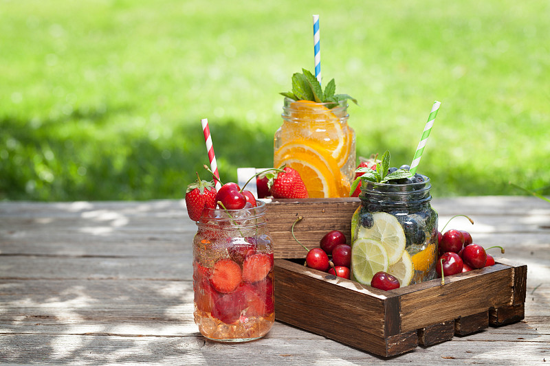 新鲜的柠檬汽水罐