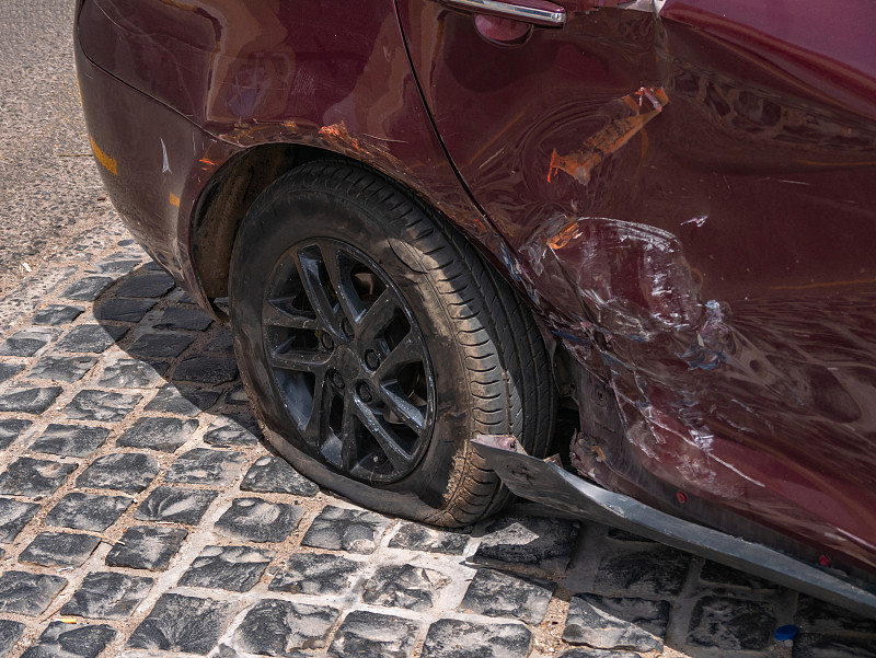 车祸。轮胎瘪了，车身凹了。