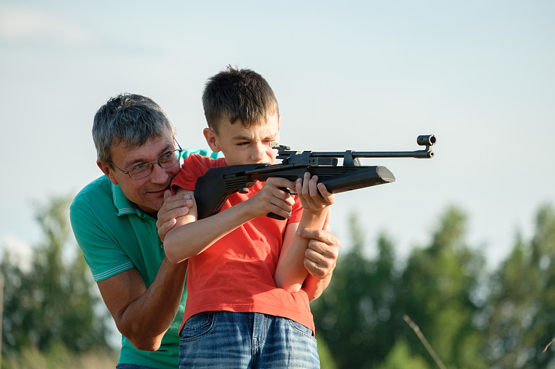 父亲和儿子步枪课