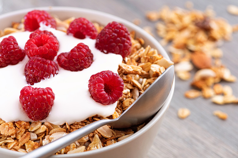 甜早餐有格兰诺拉麦片，酸奶和新鲜的覆盆子