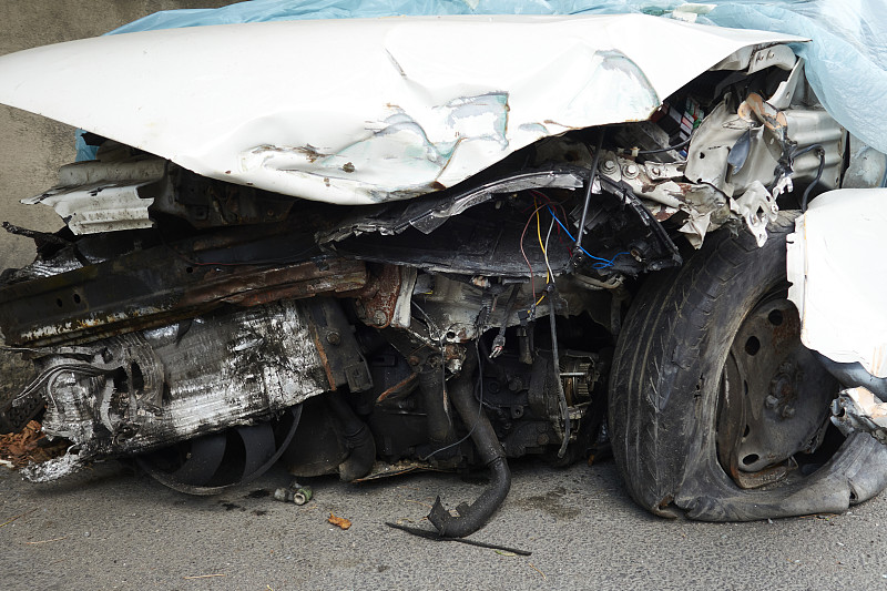 在交通事故中损坏的汽车
