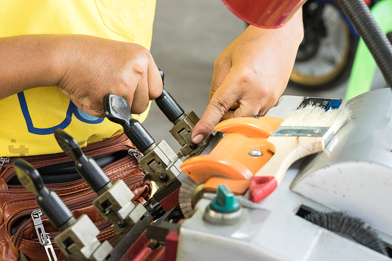 锁匠用仿钥匙机仿钥匙的场景