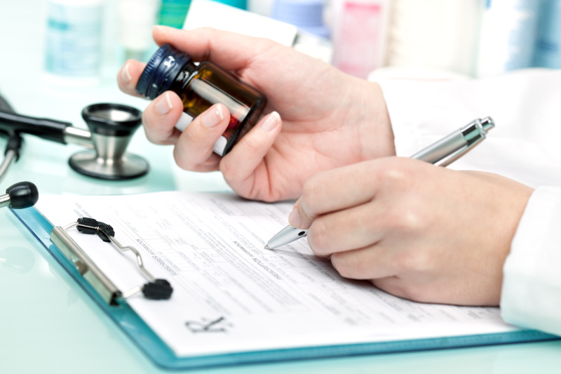 医生开处方检查，拿着药瓶