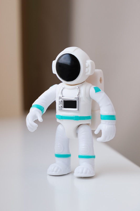 穿着太空服的宇航员塑料雕像