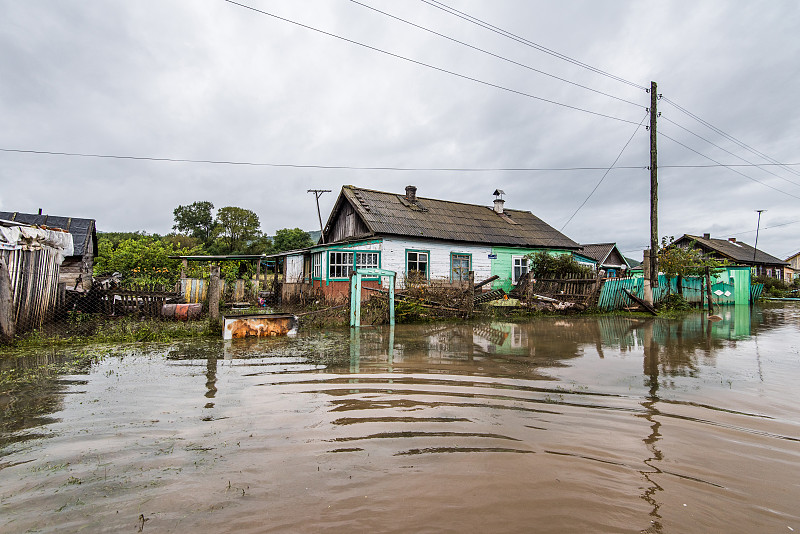 安托诺夫卡村被洪水淹没了。