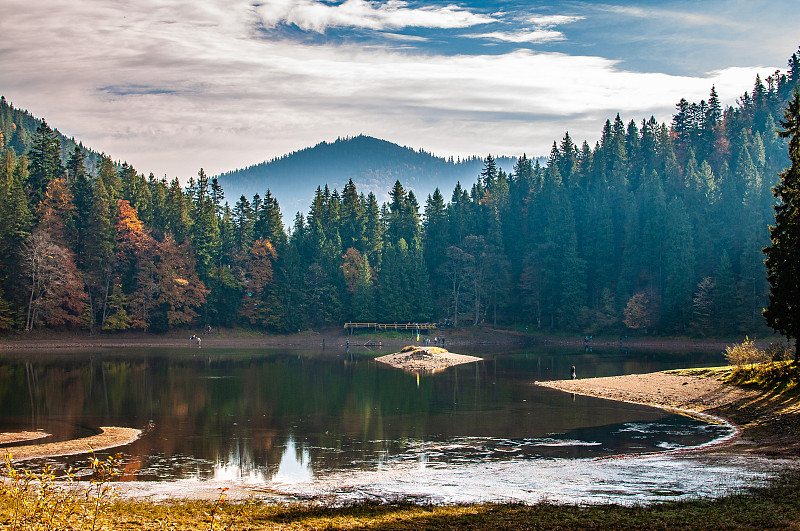 秋天喀尔巴阡山脉的自然。山湖辛尼维尔及其周边。