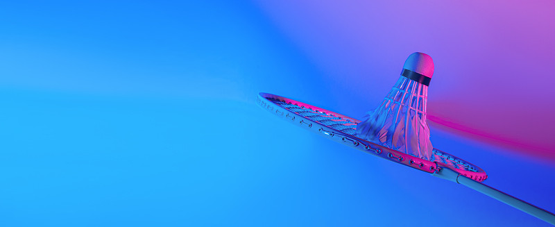 羽毛球拍和毽子在充满活力的大胆渐变全息霓虹颜色