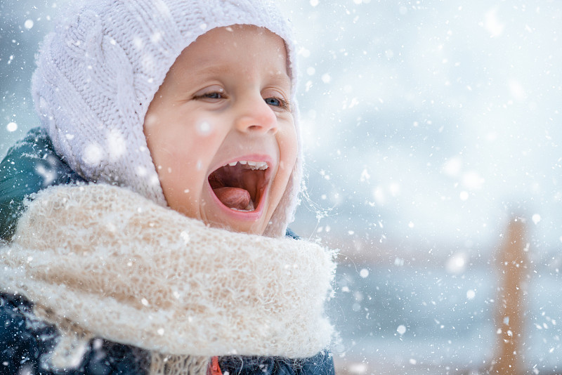 小女孩在享受雪天