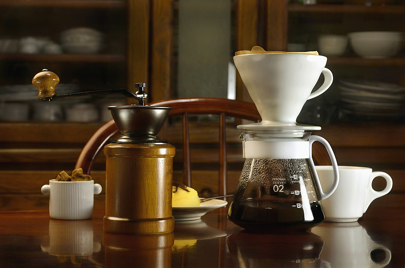 咖啡滴管&桌上的一杯咖啡