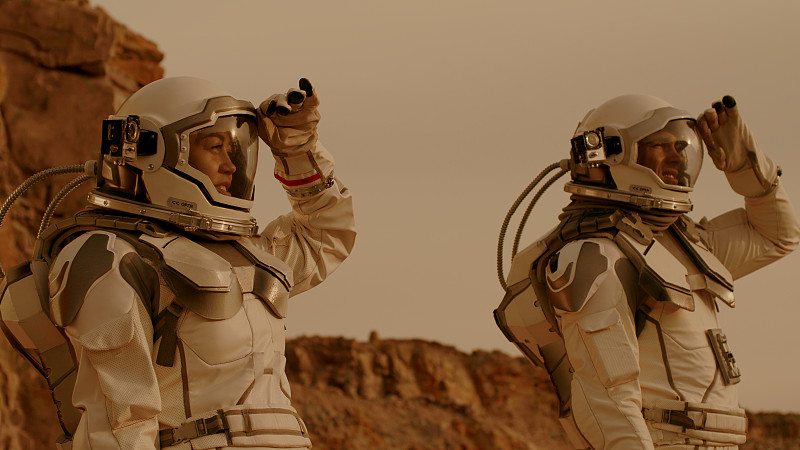 男女宇航员环顾四周