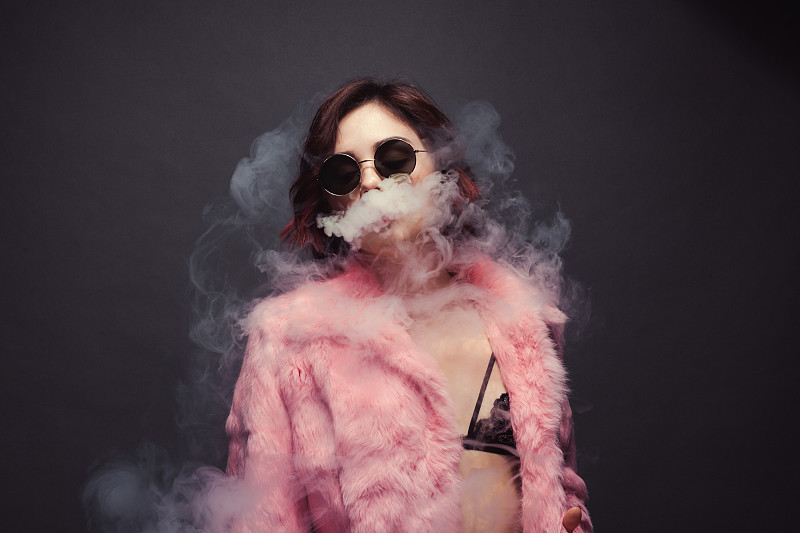 吸烟时尚年轻女子