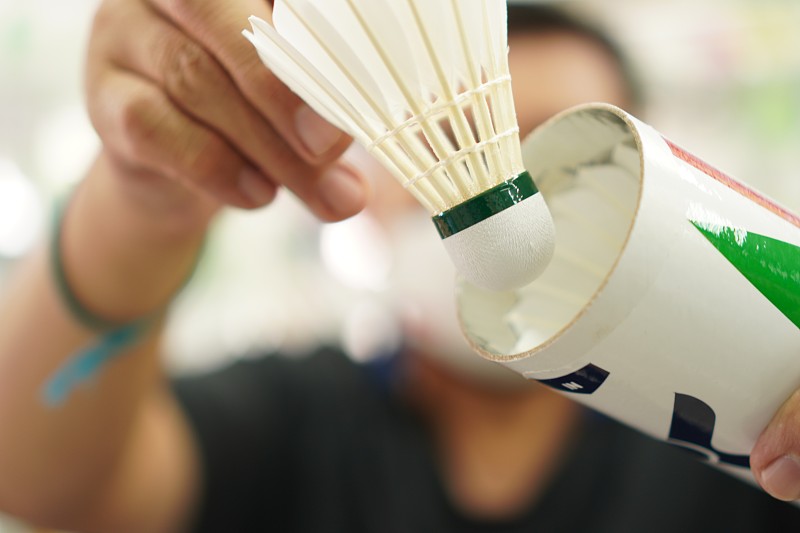 训练和比赛用的羽毛球图片，特写，室内运动。