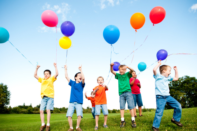 一群兴奋的男孩在外面跳着庆祝