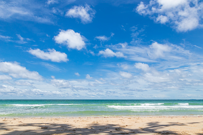 热带海滩，大海和蓝天。