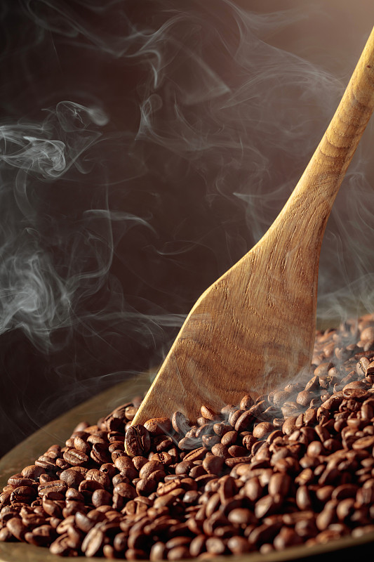 咖啡豆在烤盘里冒着烟。