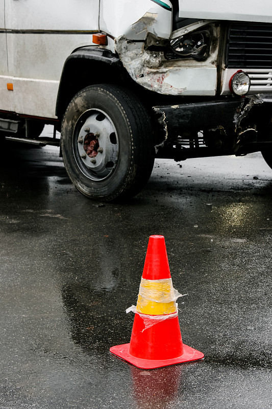 小型巴士正面损坏和交通锥