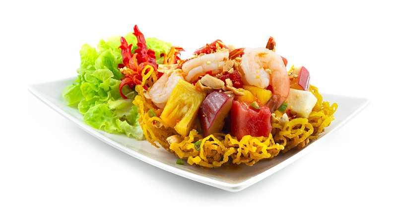 什锦水果辣沙拉配煎蛋面，泰式风味