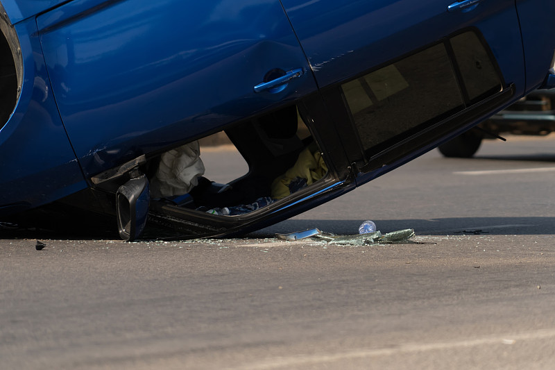 由于司机赶时间，汽车翻了。当道路上发生事故时，司机应该买汽车保险。