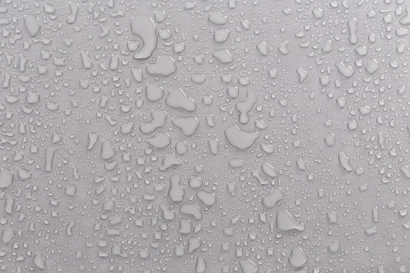 灰色背景上的水滴。