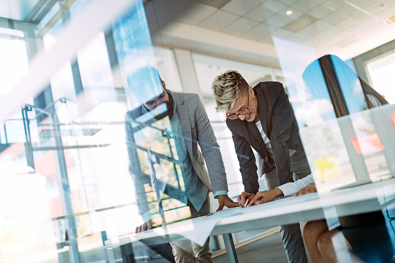 在办公室工作的商务人员协作和分析