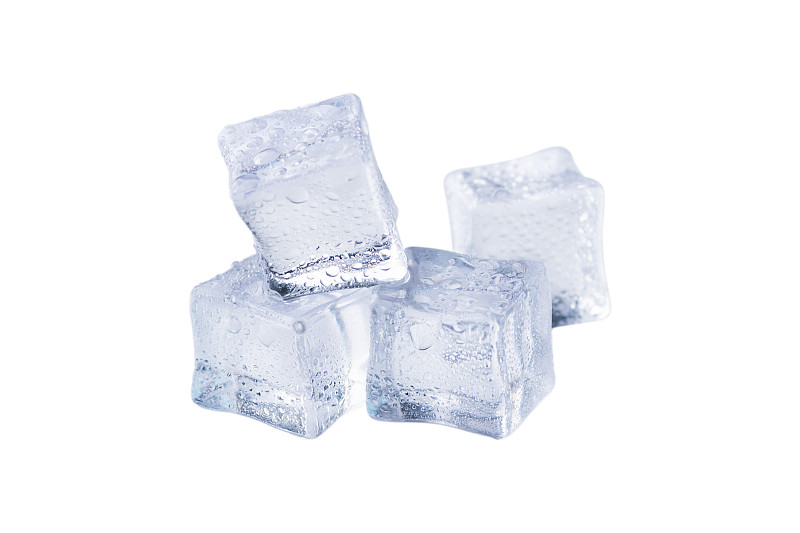 融化的冰块孤立在白色背景上。