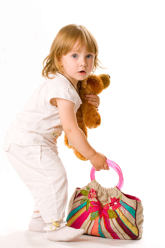 特写漂亮的婴儿与玩具和包