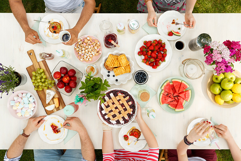 和朋友分享蛋糕的女人