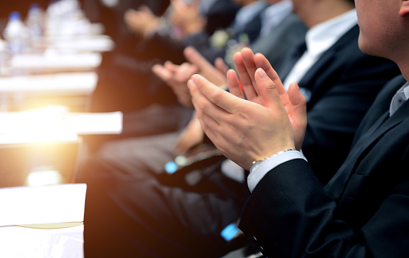 商务人士在会议上鼓掌的特写