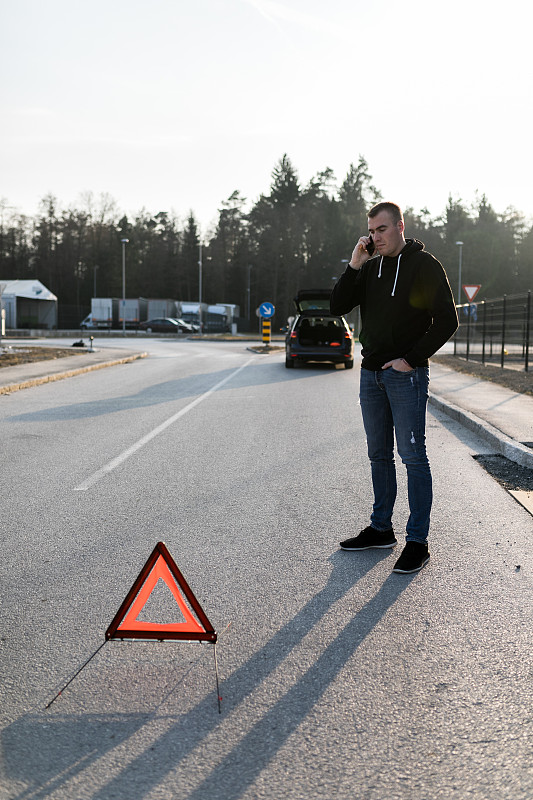 一个年轻人因为一场车祸而呼救。