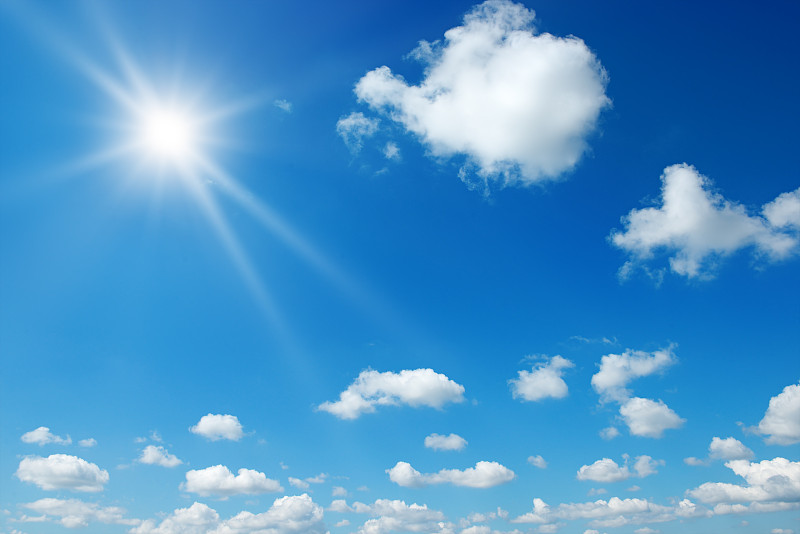 明媚的阳光照在美丽的蓝天上