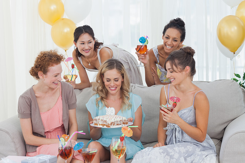 女子庆祝生日