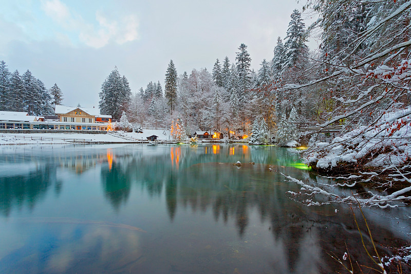 美丽的湖泊在冬天的瑞士阿尔卑斯山，瑞士