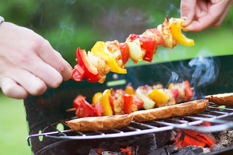 烤肉串和面包