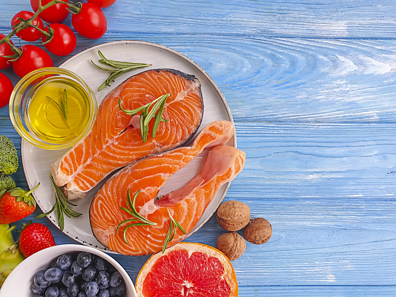 新鲜的三文鱼番茄，木制背景