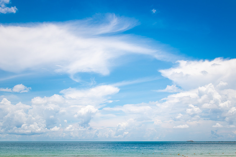 蓝天上白云朵朵。