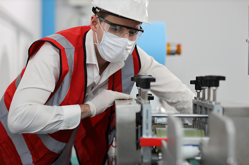 工厂、制造业和工厂概念口罩和医用口罩生产线的维护或PPE检测质量。