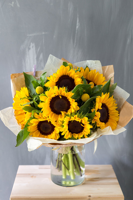 一束向日葵和野花放在木桌上，复制空间