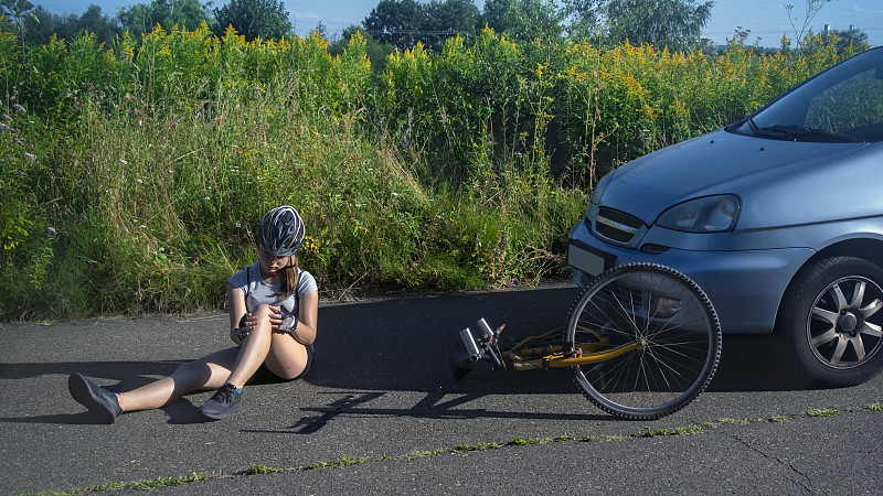 骑自行车的人撞上一辆汽车后受了伤